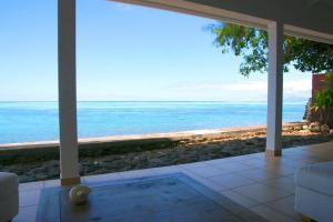 Von der Veranda eines Hauses genießen Sie Meerblick. in der Unterkunft TAHITI - La Villa Vahineria Dream 5 pax in Punaauia