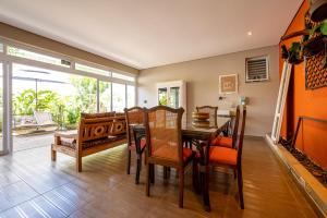 a dining room with a table and chairs at K1 RESIDENCE Campinas in Campinas