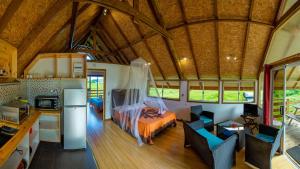una cocina y sala de estar de una casa pequeña en RAIATEA - Fare Apetahi, en Uturoa