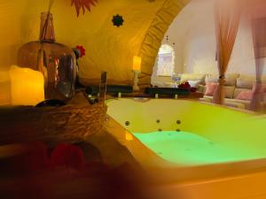 Casas cueva El Castaño في بامبانيرا: حمام مع حوض أخضر في الغرفة
