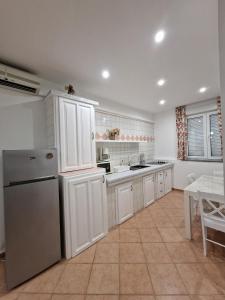 Kuchyňa alebo kuchynka v ubytovaní Apartments with a parking space Mali Losinj (Losinj) - 3441