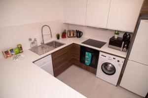 cocina con lavadora y fregadero en Panorama House, Delightful 2-Bedroom Flat 1, Oxford, en Kidlington