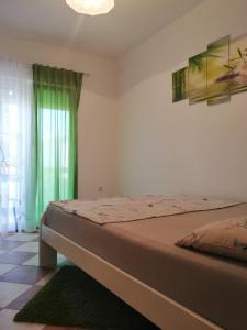 Ένα ή περισσότερα κρεβάτια σε δωμάτιο στο Apartments with parking space Vir - 20183