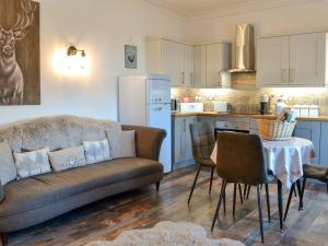 The Coop في قلعة دوغلاس: غرفة معيشة مع أريكة ومطبخ