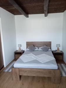 ein Schlafzimmer mit einem großen Bett mit zwei Nachttischen in der Unterkunft Family friendly house with a swimming pool Mihalic Selo, Karlovac - 20284 in Duga Resa