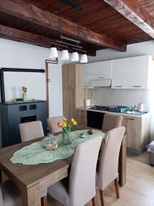 eine Küche und ein Esszimmer mit einem Holztisch und Stühlen in der Unterkunft Family friendly house with a swimming pool Mihalic Selo, Karlovac - 20284 in Duga Resa