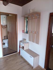 ein Badezimmer mit WC und Holzschränken in der Unterkunft Family friendly house with a swimming pool Mihalic Selo, Karlovac - 20284 in Duga Resa