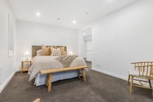 Ένα ή περισσότερα κρεβάτια σε δωμάτιο στο The Rocks Apartment by Sotheby's Luxury Rental Homes +19 φωτογραφίες