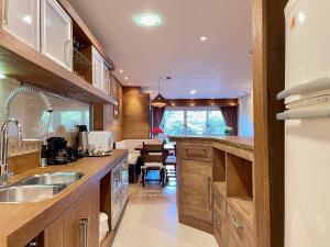 A kitchen or kitchenette at Apartamentos Residencial Vale Enotria by Achei Gramado