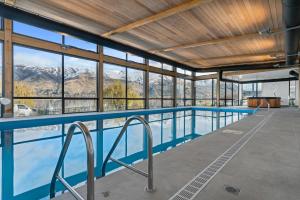 - une piscine avec vue sur les montagnes dans l'établissement The Rocks Apartment, à Wanaka