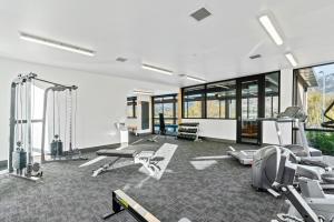 - une salle de sport avec plusieurs appareils d'exercice dans l'établissement The Rocks Apartment, à Wanaka