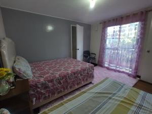 1 dormitorio con cama y ventana grande en Moss Monterrazas en Itogon