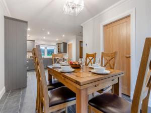 Gartmore的住宿－Iora Rua-uk40006，一间带木桌和椅子的用餐室