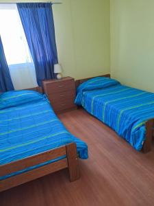 een slaapkamer met 2 bedden en een raam bij Depto. equipado para 6 personas a 7 min. Bahía Inglesa in Caldera