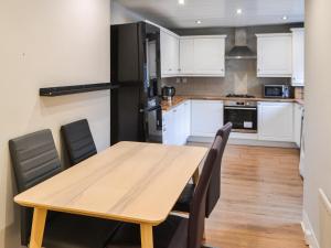eine Küche mit einem Holztisch und Stühlen in der Unterkunft Two The Manor Born in Tynemouth