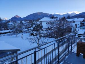 una persona esquiando en la nieve en un balcón en Ferienwohnung Morgensonne, en Bad Feilnbach