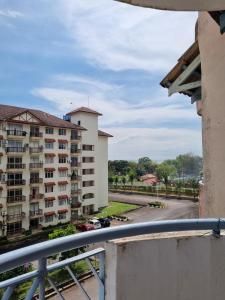 uma vista a partir da varanda de um edifício de apartamentos em Homestay α Cocobay Condo Resort em Porto Dickson