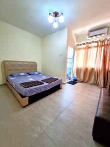 ポートディクソンにあるHomestay α Cocobay Condo Resortの窓付きの部屋にベッド付きのベッドルーム1室があります。