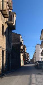una calle vacía en una ciudad con un edificio en Casa vacanze the coste, en San Chirico Raparo