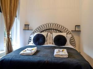 a bedroom with a bed with towels on it at Nith Villa in Dumfries