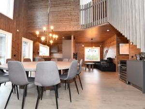 - une salle à manger et un salon avec une table et des chaises dans l'établissement 12 person holiday home in IDRE, à Idre
