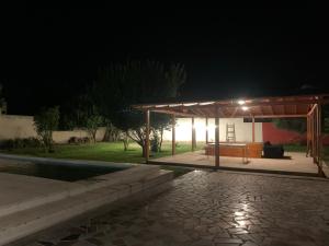 - une vue nocturne sur un pavillon avec une piscine dans l'établissement Zama - Complejo de cabañas, à Villa de Soto