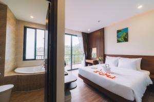 Postel nebo postele na pokoji v ubytování GREENECO DA LAT HOTEL - Khách sạn Green Eco Đà Lạt