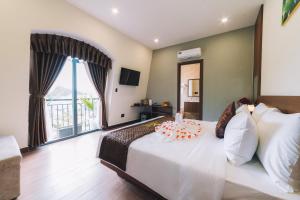 Postel nebo postele na pokoji v ubytování GREENECO DA LAT HOTEL - Khách sạn Green Eco Đà Lạt