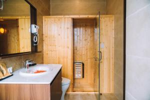 Koupelna v ubytování GREENECO DA LAT HOTEL - Khách sạn Green Eco Đà Lạt