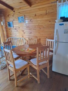 uma cozinha com uma mesa e cadeiras e um frigorífico em Cabaña en Caldera a 7 min Bahía Inglesa em Caldera