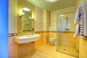 un bagno con lavandino, doccia e WC di Hostel Evotel a Zielonka Altre 41 foto
