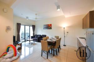 een keuken en een woonkamer met een tafel en stoelen bij Swiss Garden Resort Residences 2BR-5-7 in Kuantan