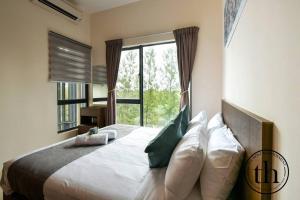 een slaapkamer met een groot bed en een raam bij Swiss Garden Resort Residences 2BR-5-7 in Kuantan