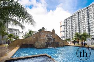 een groot zwembad met een waterval voor een gebouw bij Swiss Garden Resort Residences 2BR-5-7 in Kuantan