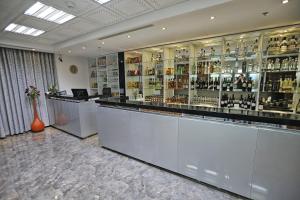 eine Bar mit vielen Flaschen Alkohol in der Unterkunft Spa House Boutique Hotel - Petach Tikwa in Petach Tikwa