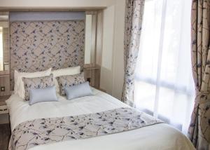 a bedroom with a large bed with two pillows at Stunning Home In Axminster W- in Axminster