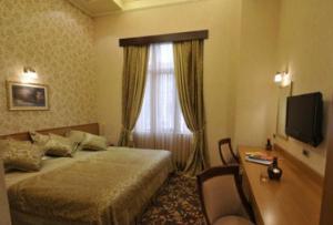 TV a/nebo společenská místnost v ubytování Riviera Hotel