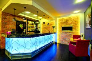 een bar in een restaurant met een bakstenen muur bij Hostel Evotel in Zielonka