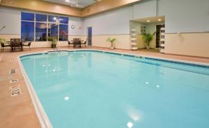 ein großer Pool in einem Hotelzimmer in der Unterkunft Seasons Inn & Suites Highland in Highland