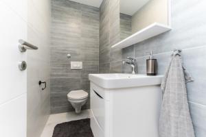 biała łazienka z umywalką i toaletą w obiekcie Apartment Losacker w mieście Vir +22 zdjęcia