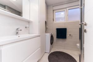 łazienka z umywalką i toaletą w obiekcie Apartment Losacker w mieście Vir