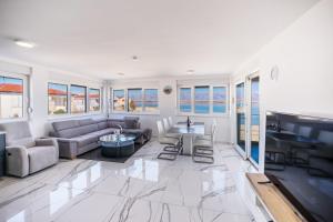 salon z kanapą i stołem w obiekcie Apartment Losacker w mieście Vir