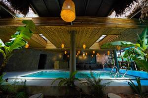 una gran piscina en un edificio con aitating en Phong Nha Memory Homestay en Phong Nha