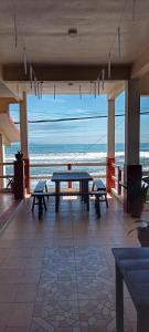 una stanza con tavolo da ping pong e l'oceano di Vista Aurora a Baler