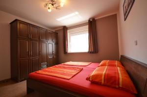 Postel nebo postele na pokoji v ubytování Apartments Komljen