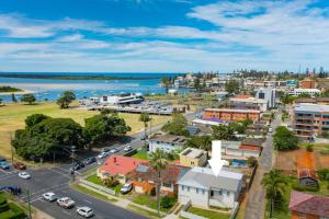 een luchtzicht op een stad met de oceaan op de achtergrond bij Lazy Stays in Port Macquarie