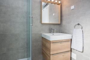 Ένα μπάνιο στο Apartments Pejakovic +46 φωτογραφίες