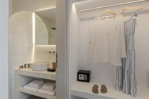 Ένα μπάνιο στο Onyx Hotel & Suites