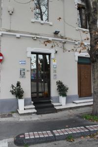 una puerta de un edificio con dos macetas delante en Casual Stay Galileo en Reggio Calabria
