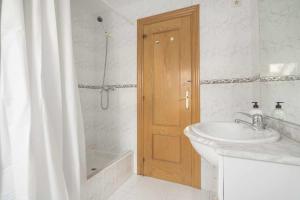 ein Badezimmer mit Waschbecken und Duschvorhang in der Unterkunft Ático B Residencial Caldares El Pueyo in El Pueyo de Jaca + 9 Fotos